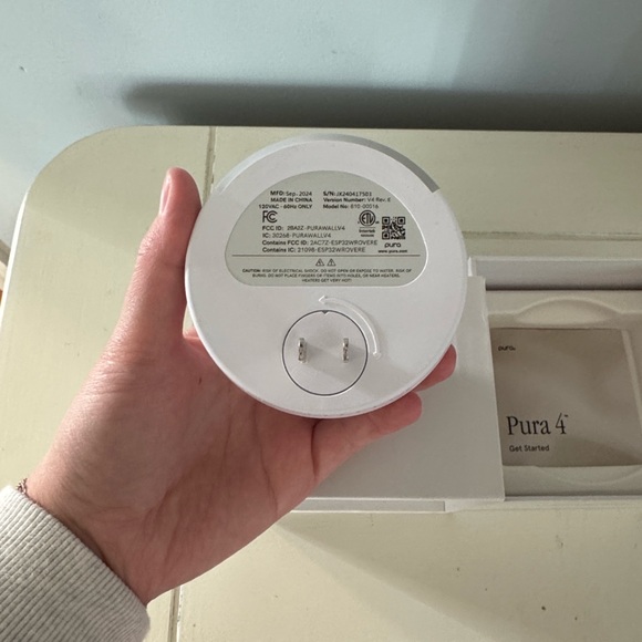 Pura 4 Smart Fragrance Diffuser - Picture 4 of 5